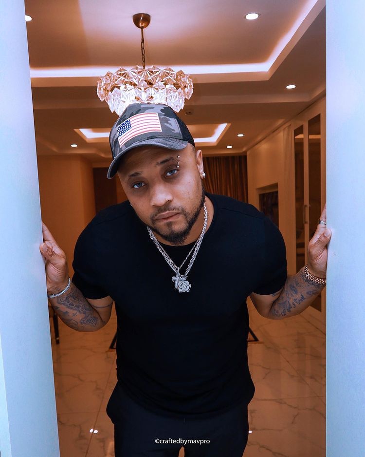 B-Red shows off cash received at son’s birthday party as Davido grace the venue (Video)