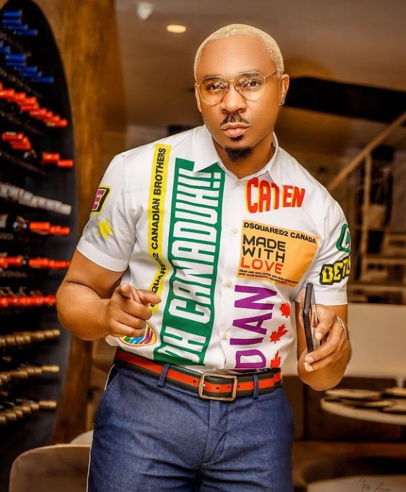 Socialite Pretty Mike Attend An Event In Lagos With His “Spiritual Entourage” (Video/Photos)