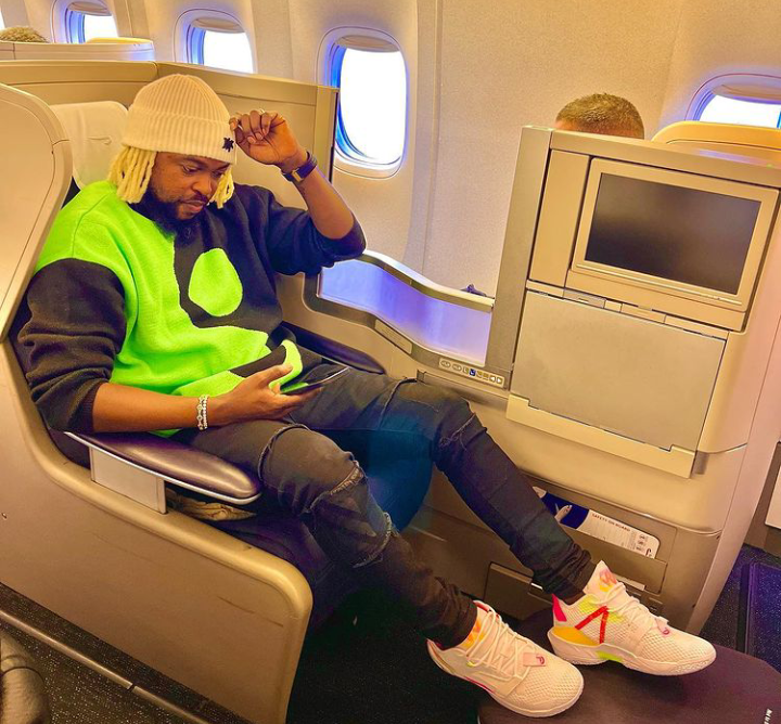 “Baba Olowo” – Reactions as Actor Kolawole Ajeyemi Flies First Class Plane, Says The Impossible is now Possible (Video)