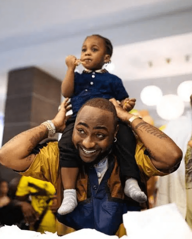 “NA DAVIDO TEMPERAMENT BE THIS” – NIGERIANS REACT TO VIDEO OF IFEANYI STORMING OFF ANGRILY AS ICE CREAM VENDOR TRICKS HIM WITH SLEIGHT OF HAND (VIDEO)