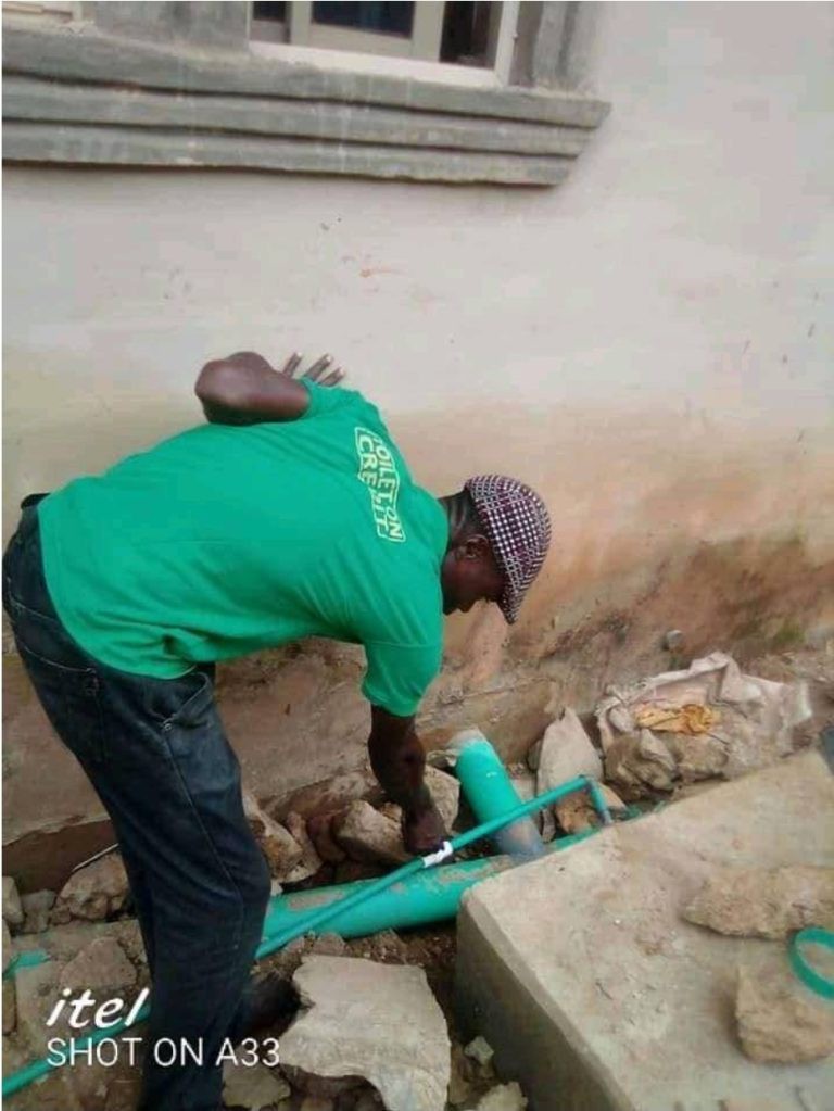 A Nigerian guy Spark Reaction Online by building a toilet that produces gas for cooking and electricity (Video)