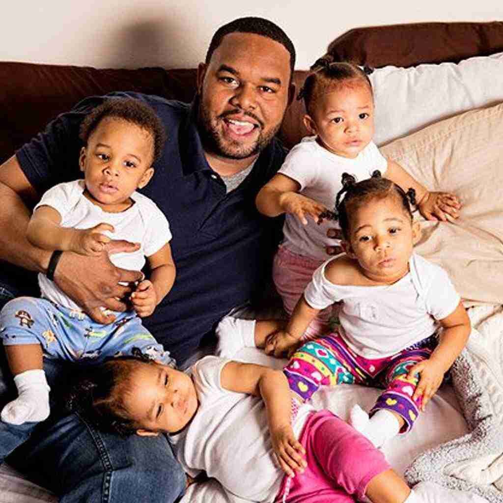 "Best Daddy Of The Year"– A Super Dad Raises His Quadruplets All by Himself After His Wife Passes Away During Childbirth