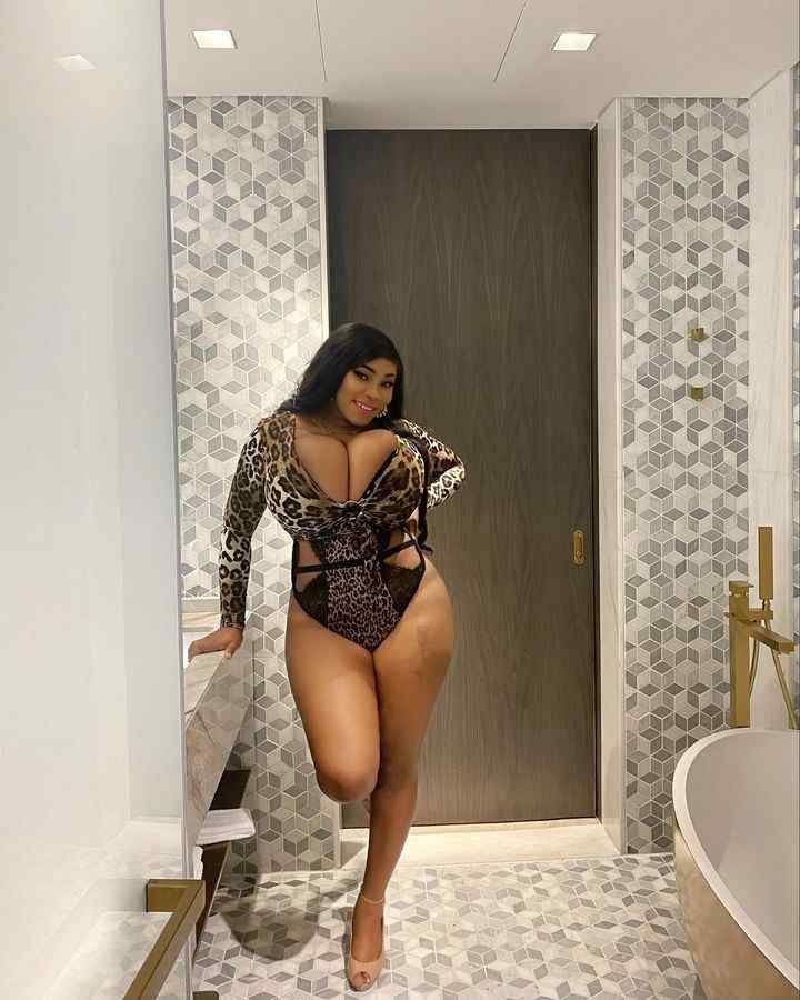 “Do You Love What You See” Lady Causes Mixed Reactions As She Flaunts Her Curves