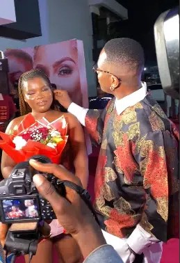 Timini links up with lady who wooed him for Valentine’s, gives her bouquet of flower(Video)